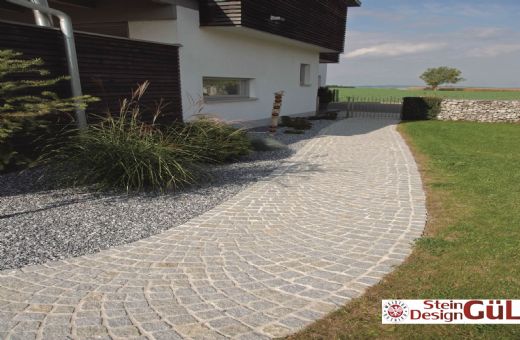 Zugang / Traufe aus Naturstein - Granit Hellgrau Pflasterstein