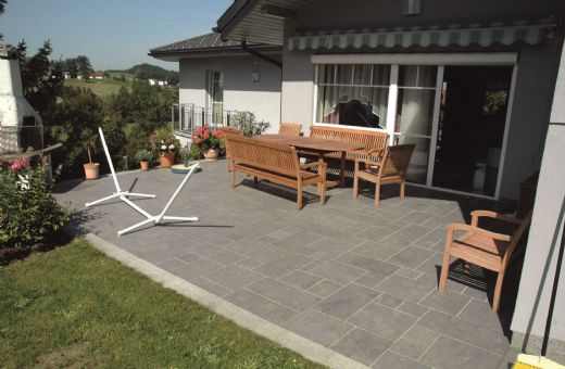 Zugang / Traufe aus Naturstein - Sandstein Kandla Grey