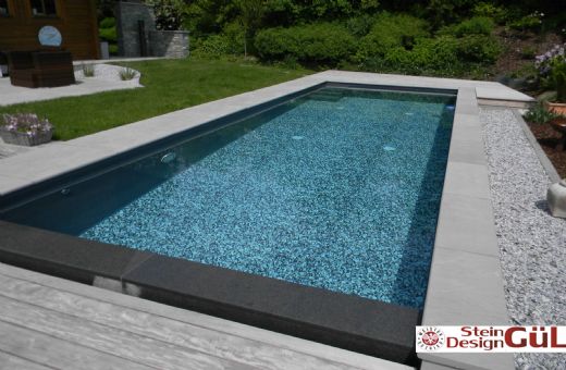 Schwimmbadumrandung aus Naturstein - Sandstein Kandla Grey