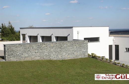 Mauer aus Naturstein - Pannonia Grn